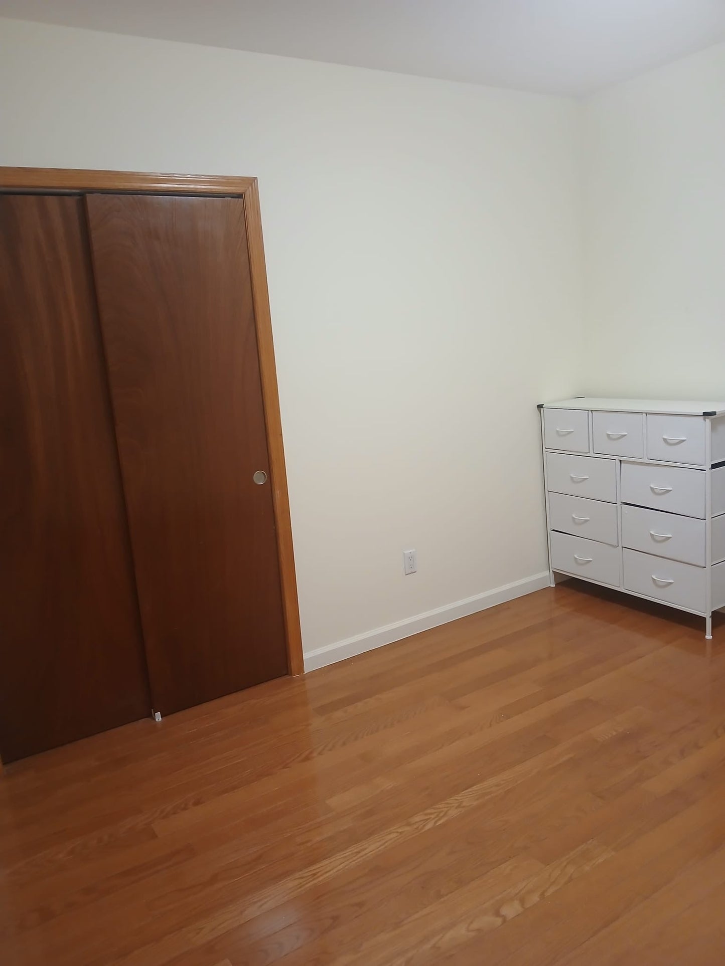 Private Room in College Point Queens – Family Home for Women