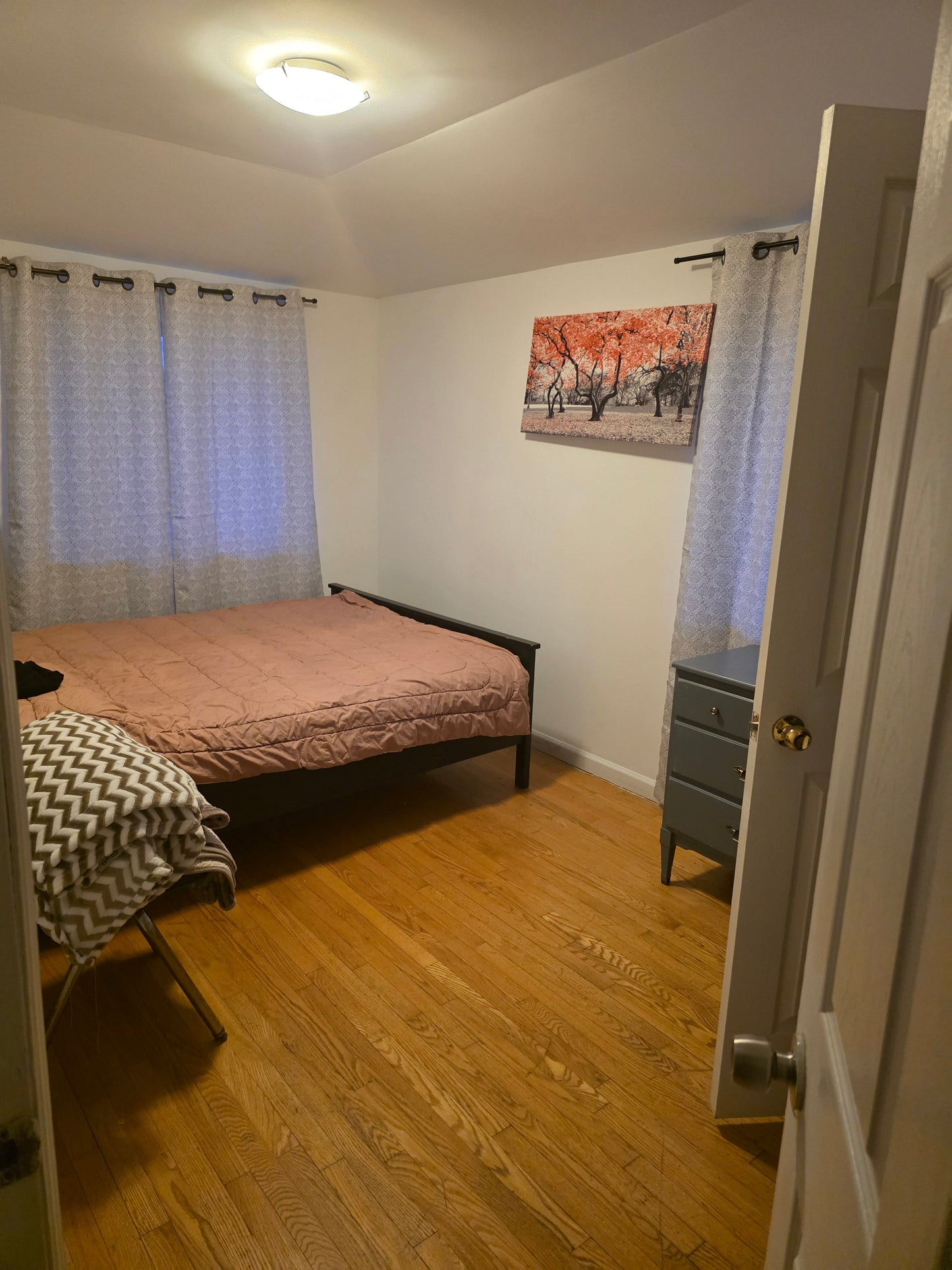 Partially Furnished Room in Queensboro Hill Queens – Quiet Family Home