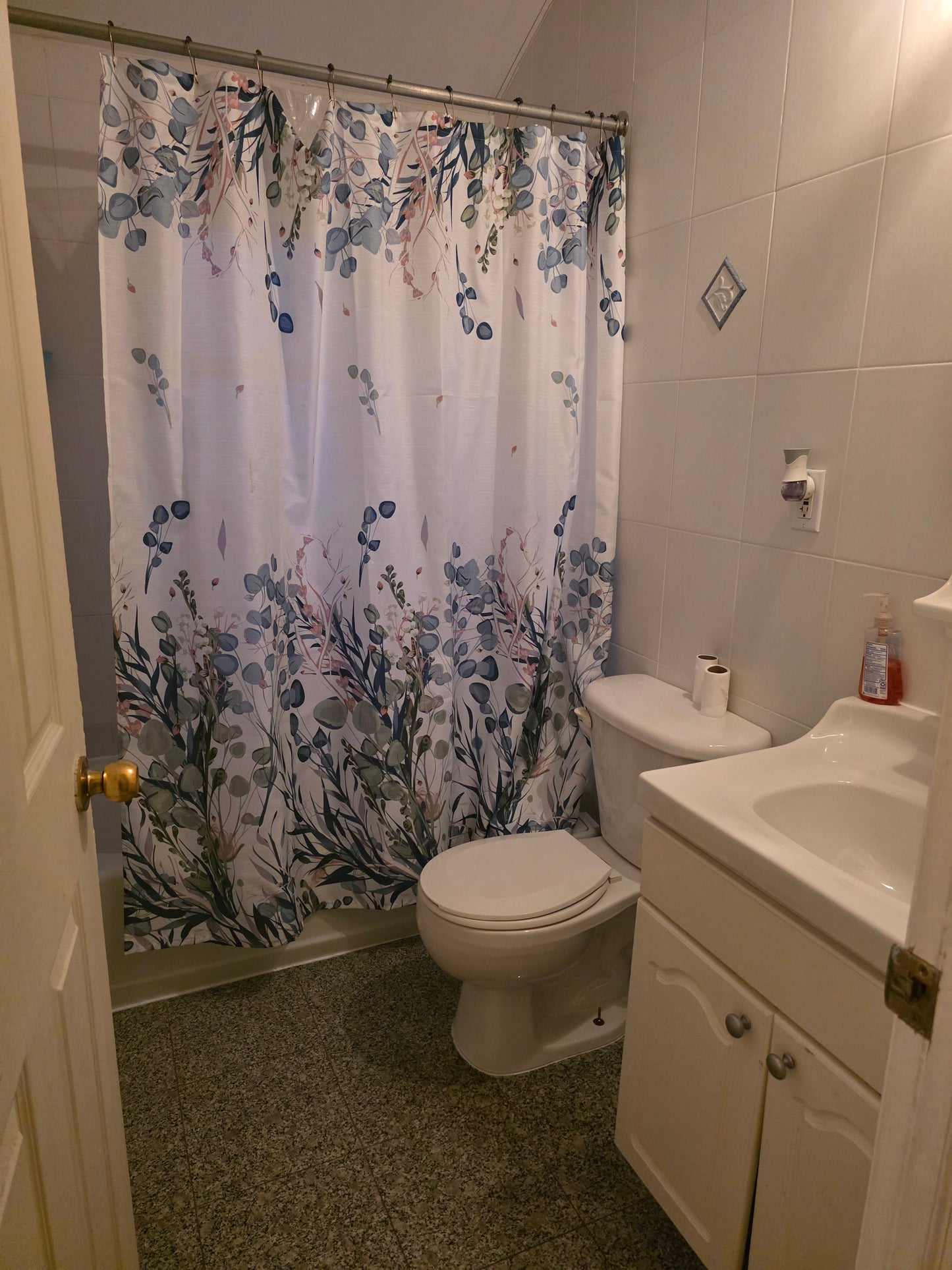 Partially Furnished Room in Queensboro Hill Queens – Quiet Family Home