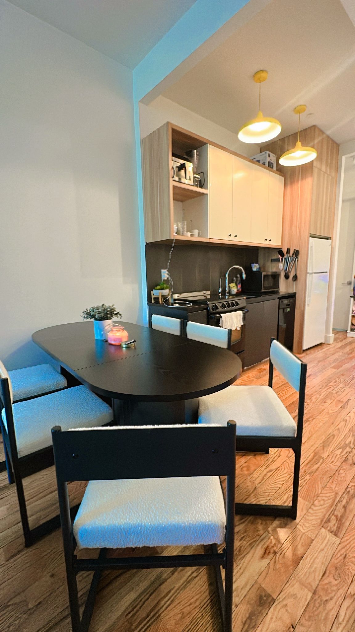 Bright Furnished Room with Private Balcony in Bedford-Stuyvesant, Brooklyn – Near J/C Trains