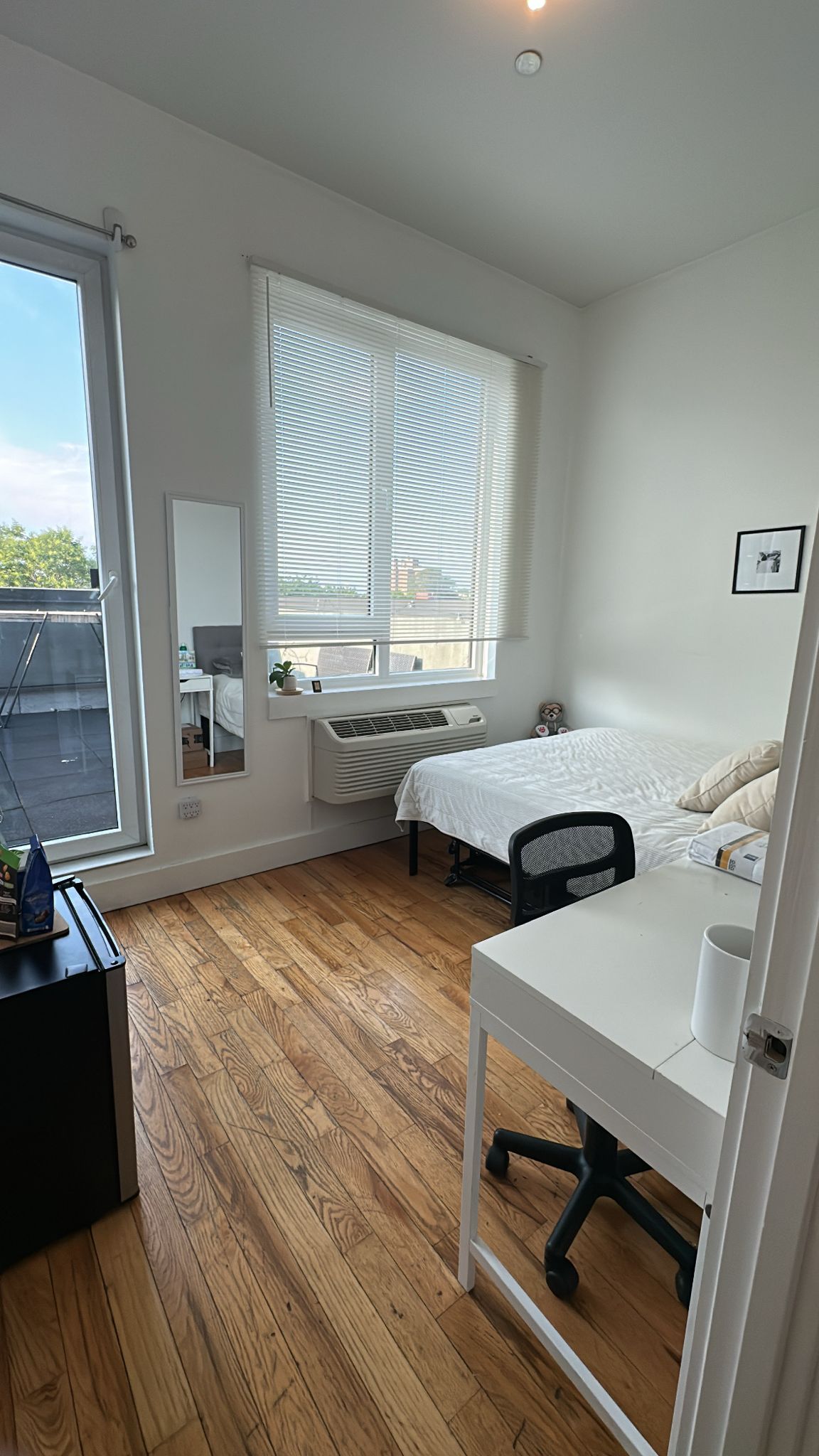 Bright Furnished Room with Private Balcony in Bedford-Stuyvesant, Brooklyn – Near J/C Trains