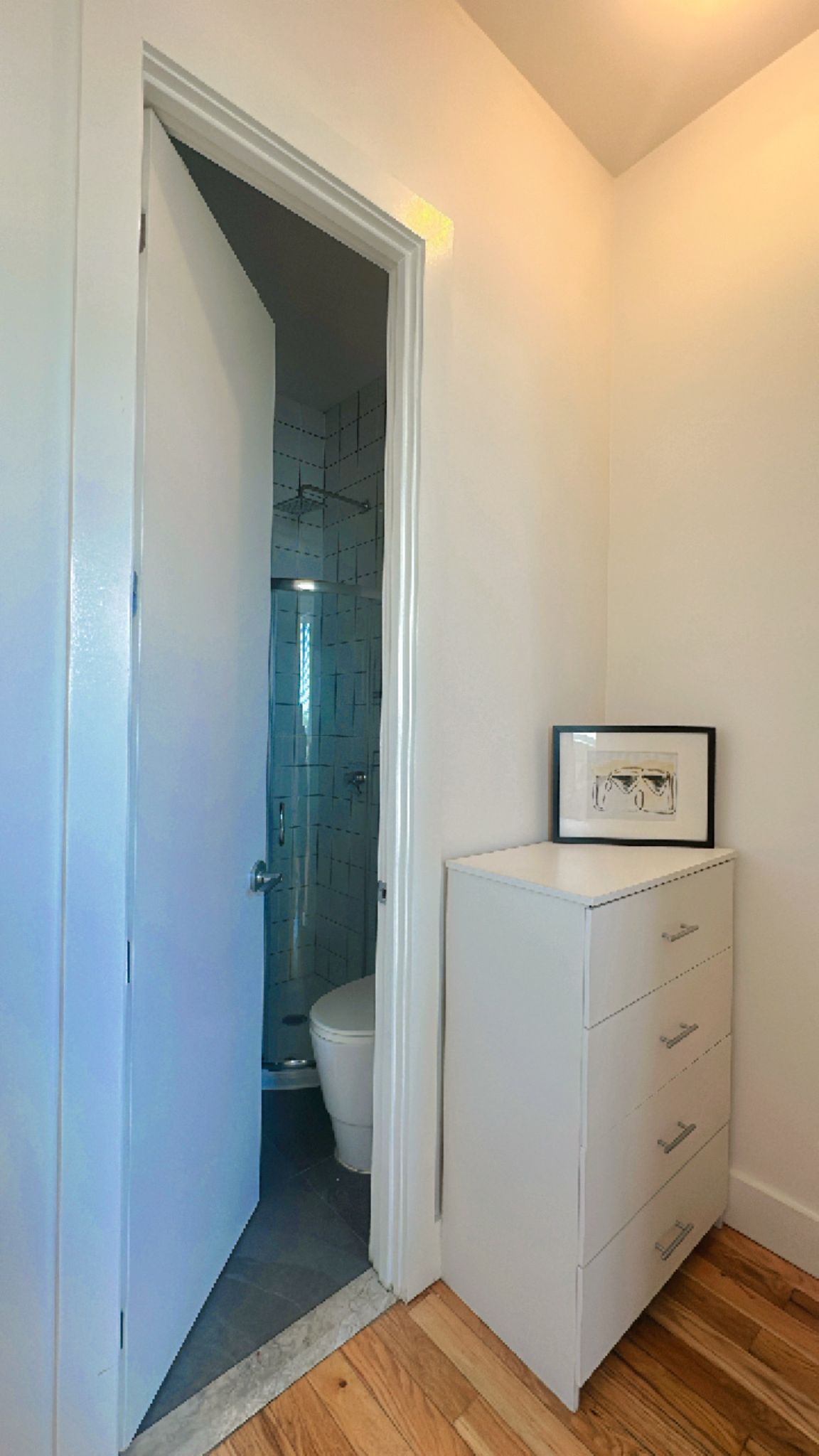 Bright Furnished Room with Private Balcony in Bedford-Stuyvesant, Brooklyn – Near J/C Trains