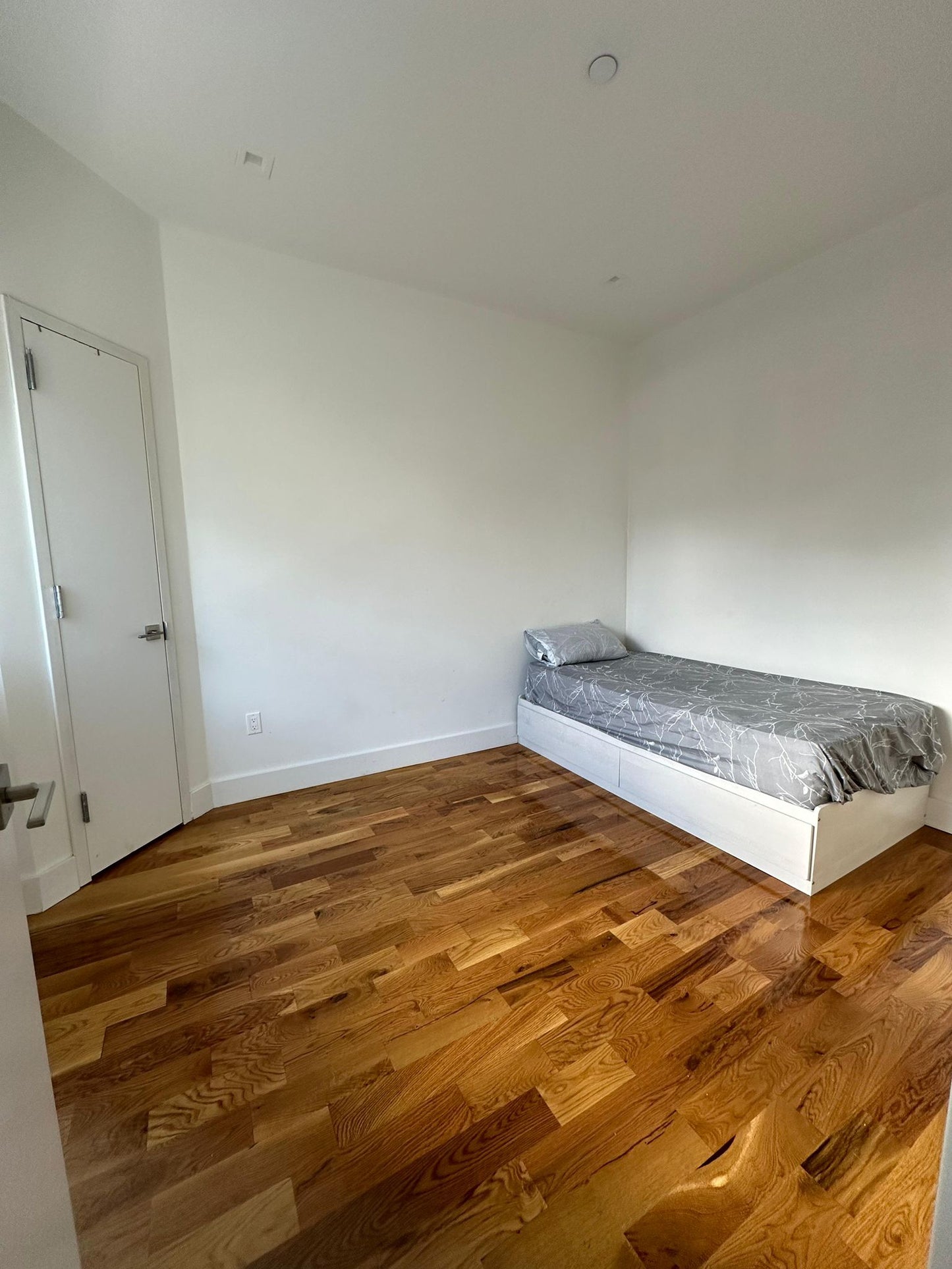 Furnished Room in East Elmhurst Queens