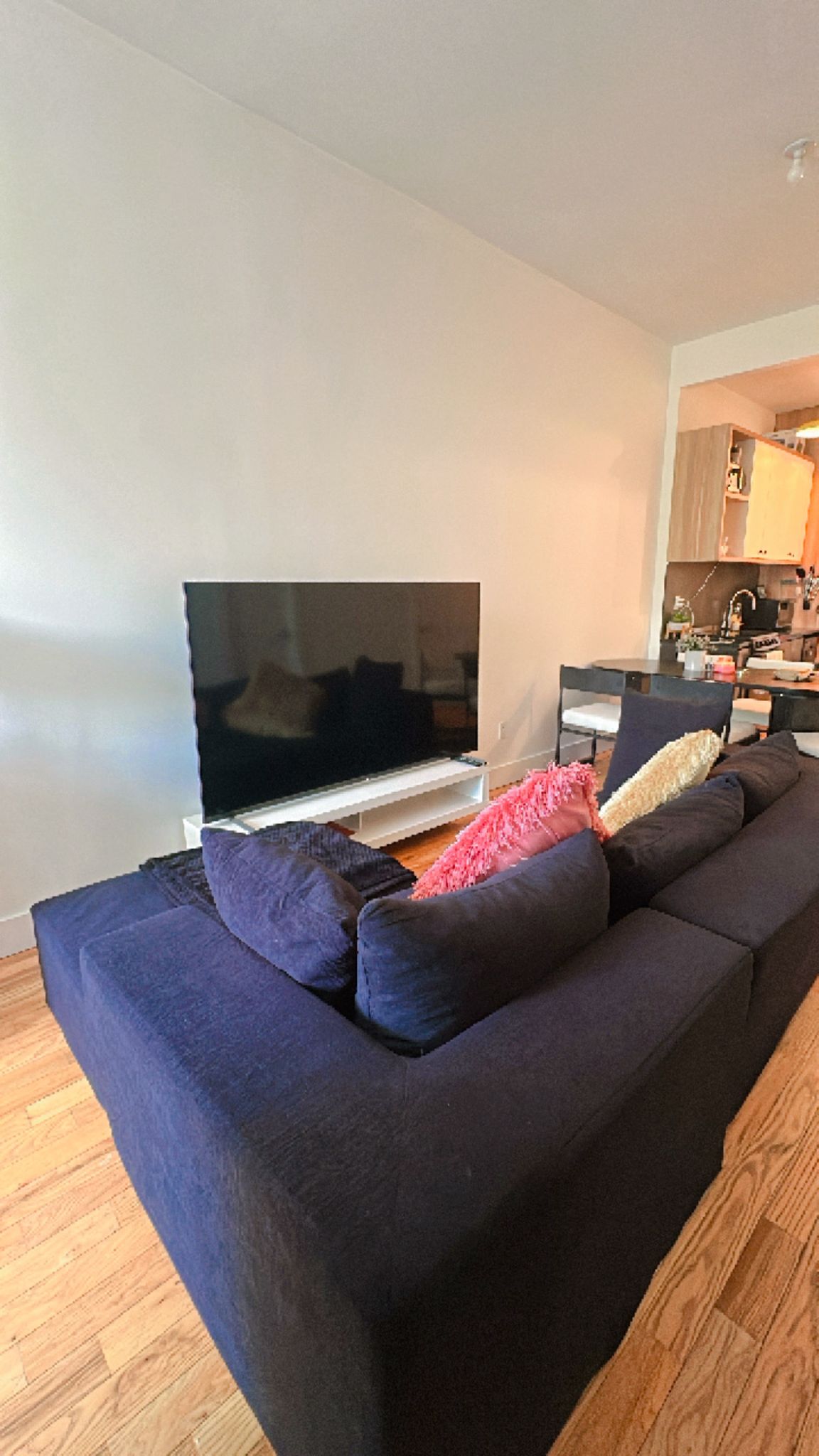 Bright Furnished Room with Private Balcony in Bedford-Stuyvesant, Brooklyn – Near J/C Trains