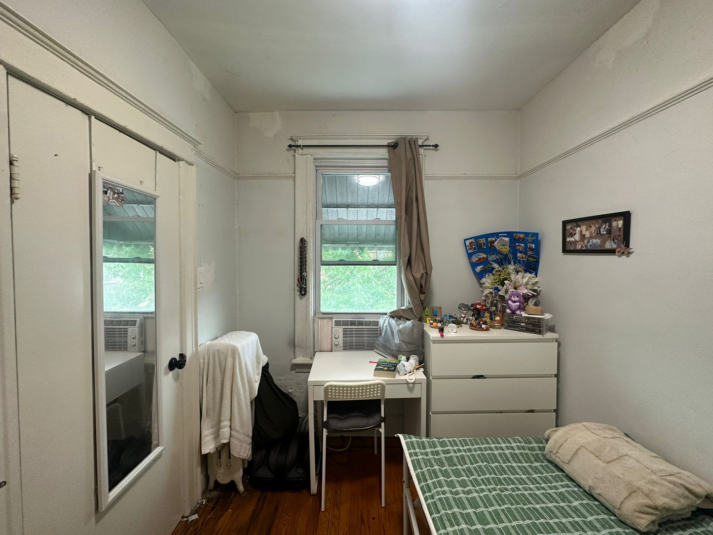 Furnished Room in Elmhurst Queens – Female-Only Home with Cats
