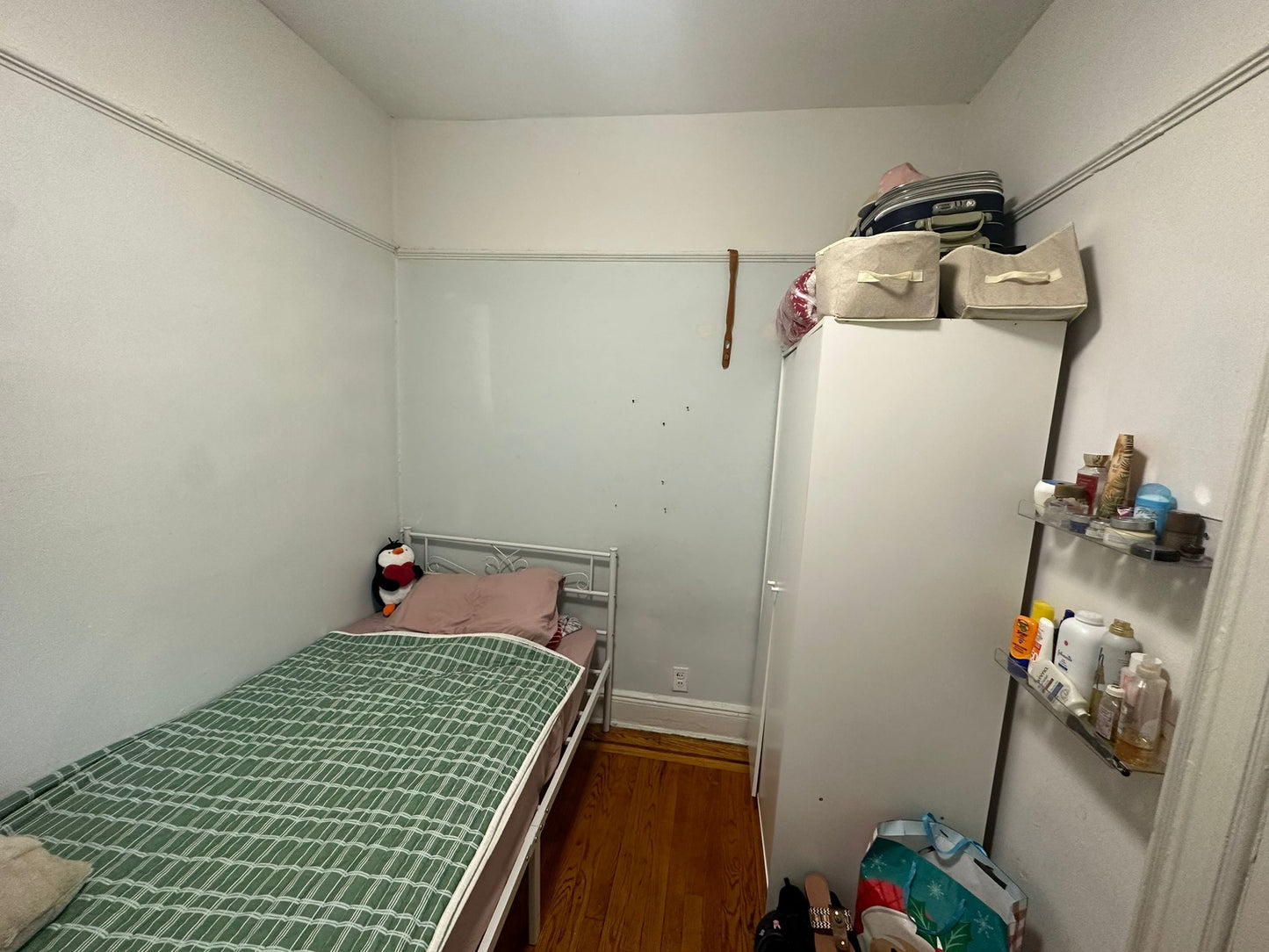 Furnished Room in Elmhurst Queens – Female-Only Home with Cats