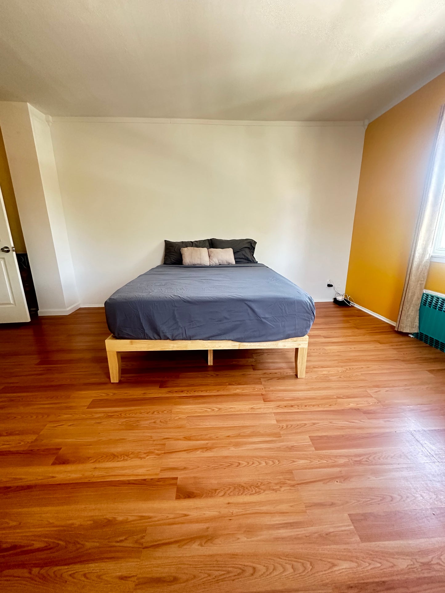 Spacious Semi-Furnished Room in Woodhaven, Queens – 7 Minutes from J Train