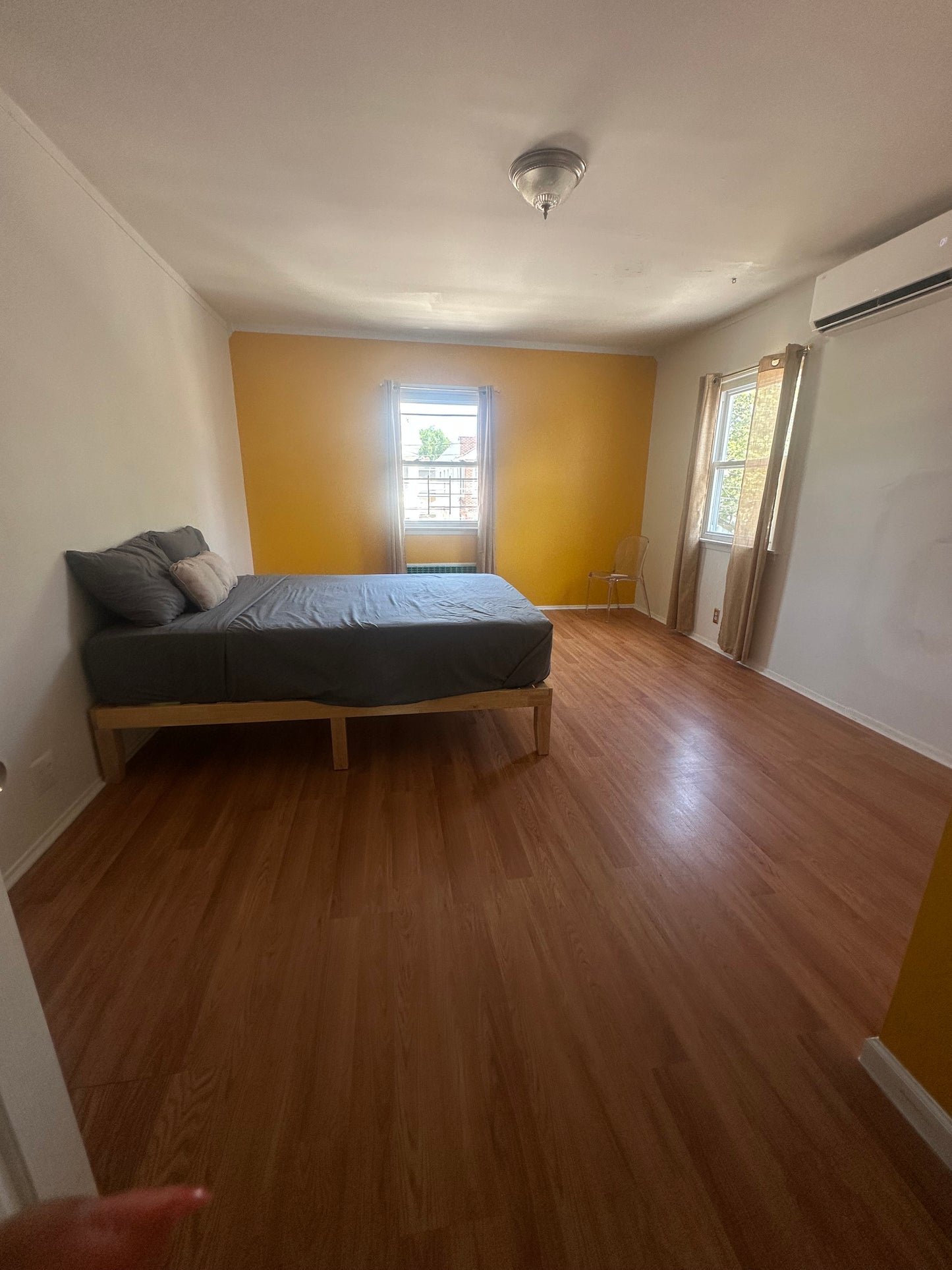 Spacious Semi-Furnished Room in Woodhaven, Queens – 7 Minutes from J Train
