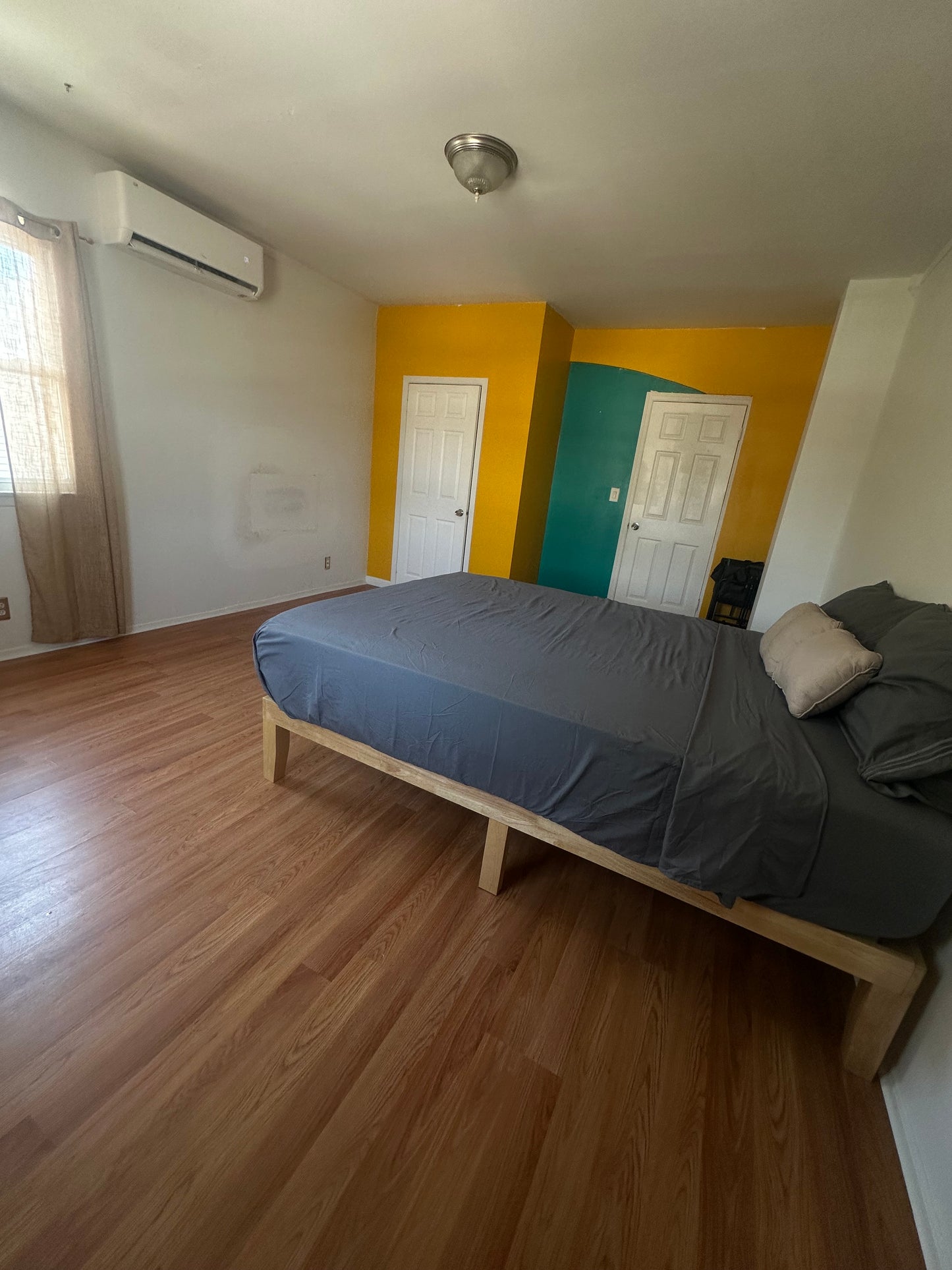 Spacious Semi-Furnished Room in Woodhaven, Queens – 7 Minutes from J Train