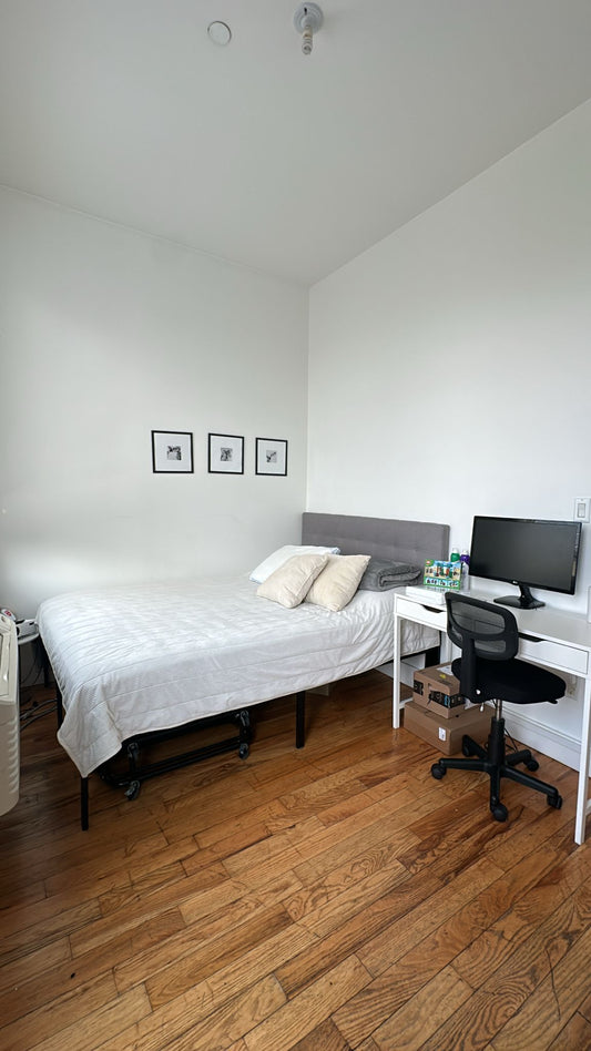 Bright Furnished Room with Private Balcony in Bedford-Stuyvesant, Brooklyn – Near J/C Trains
